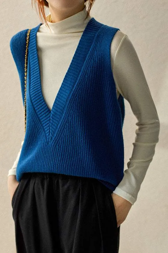 Casual and versatile V-neck vest