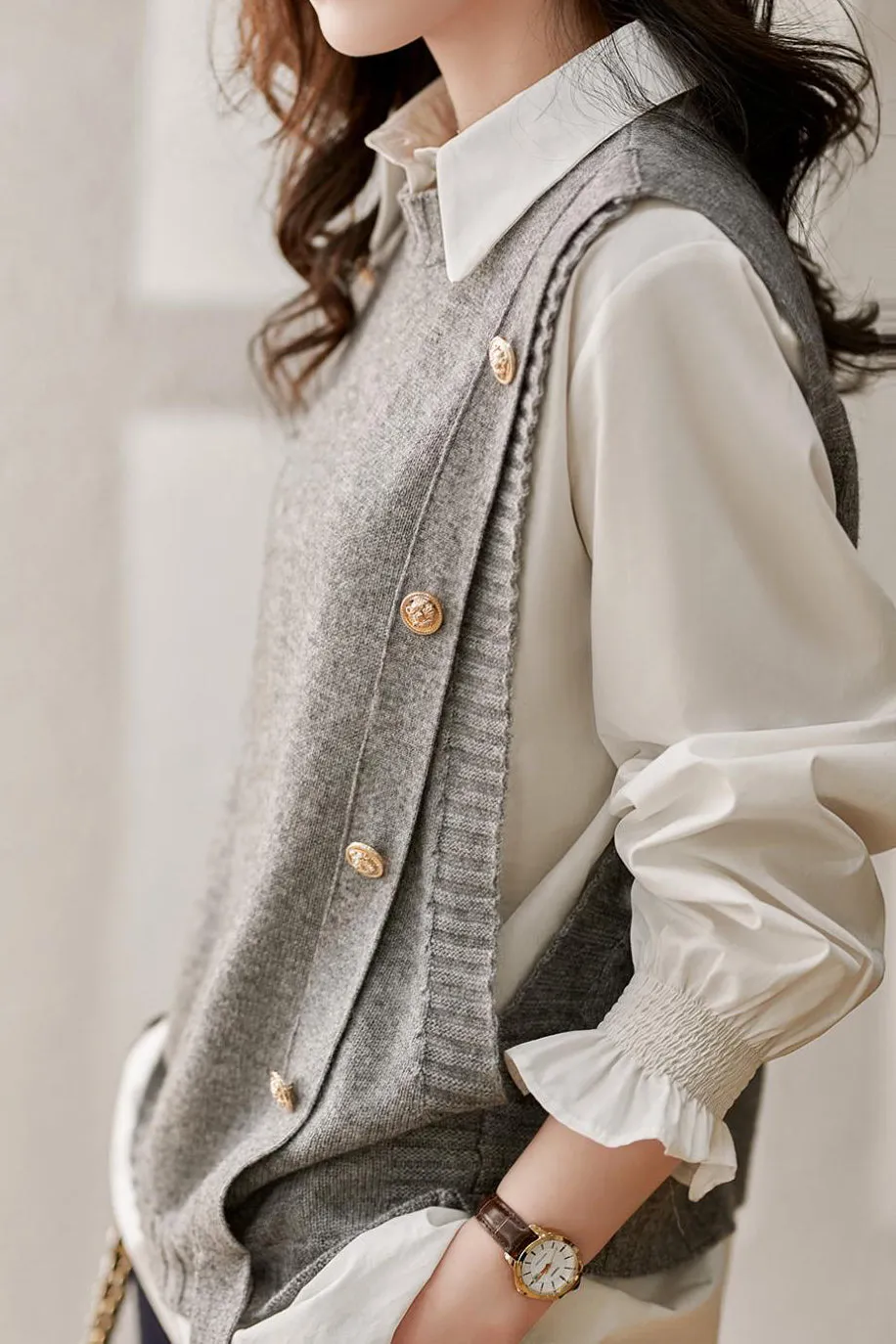 Two-piece set, knitted vest with round button decoration   shirt with frilled collar and frilled cuffs